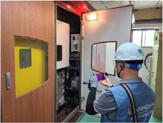 포스코그룹이 특수학교에 노후된 방화문과 방화셔터을 교체하고 성능테스트와 안전점검을 실시하고 있다. <포스코건설 제공>